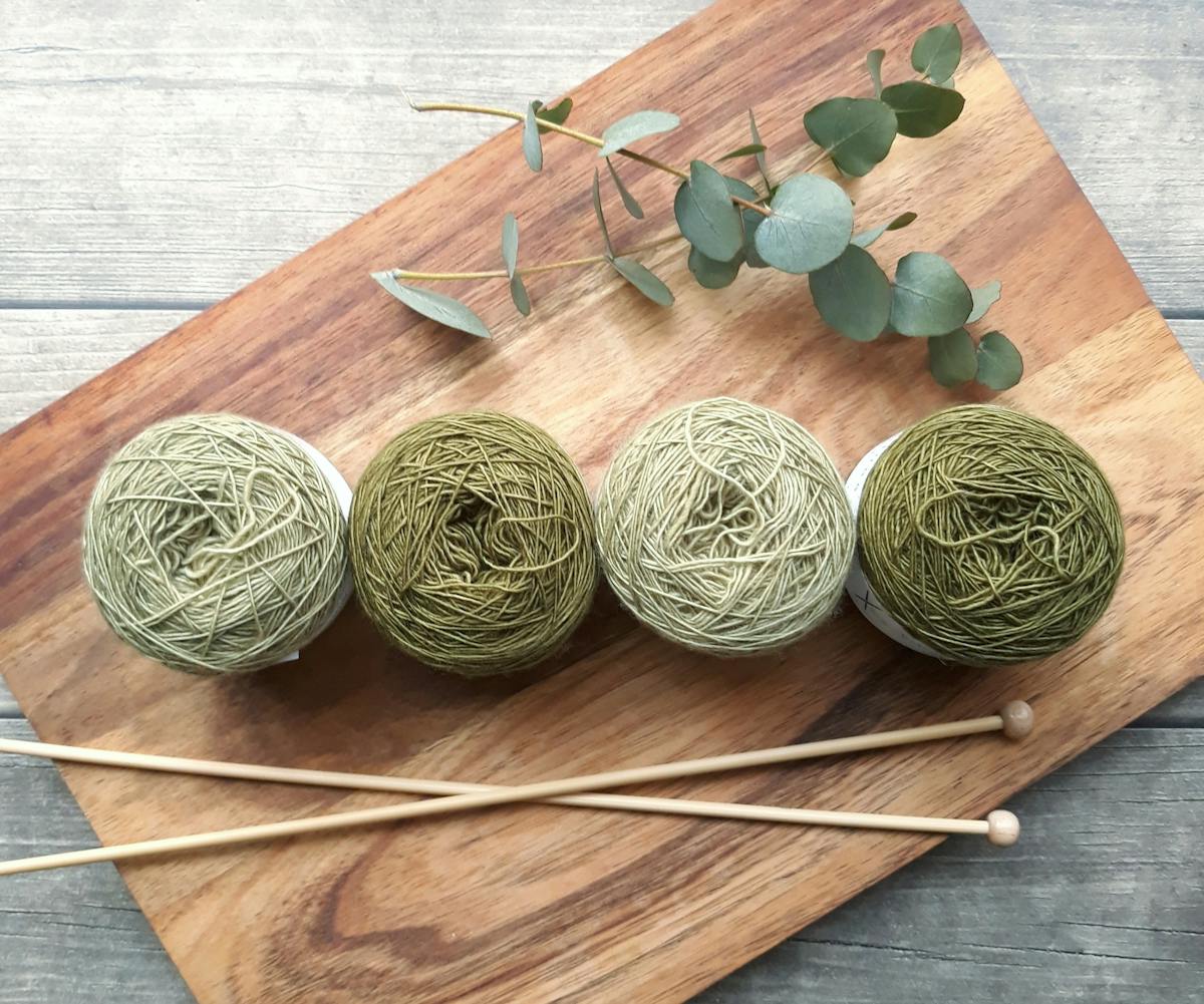Green yarn flat lay — Pexels